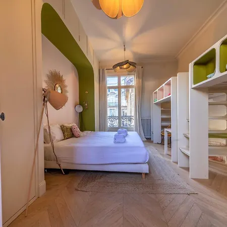 Exceptional Family 8p - Victor Hugo Apartment
