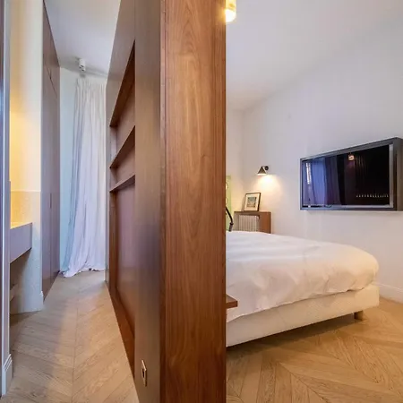 Exceptional Family 8p - Victor Hugo Apartment Paris